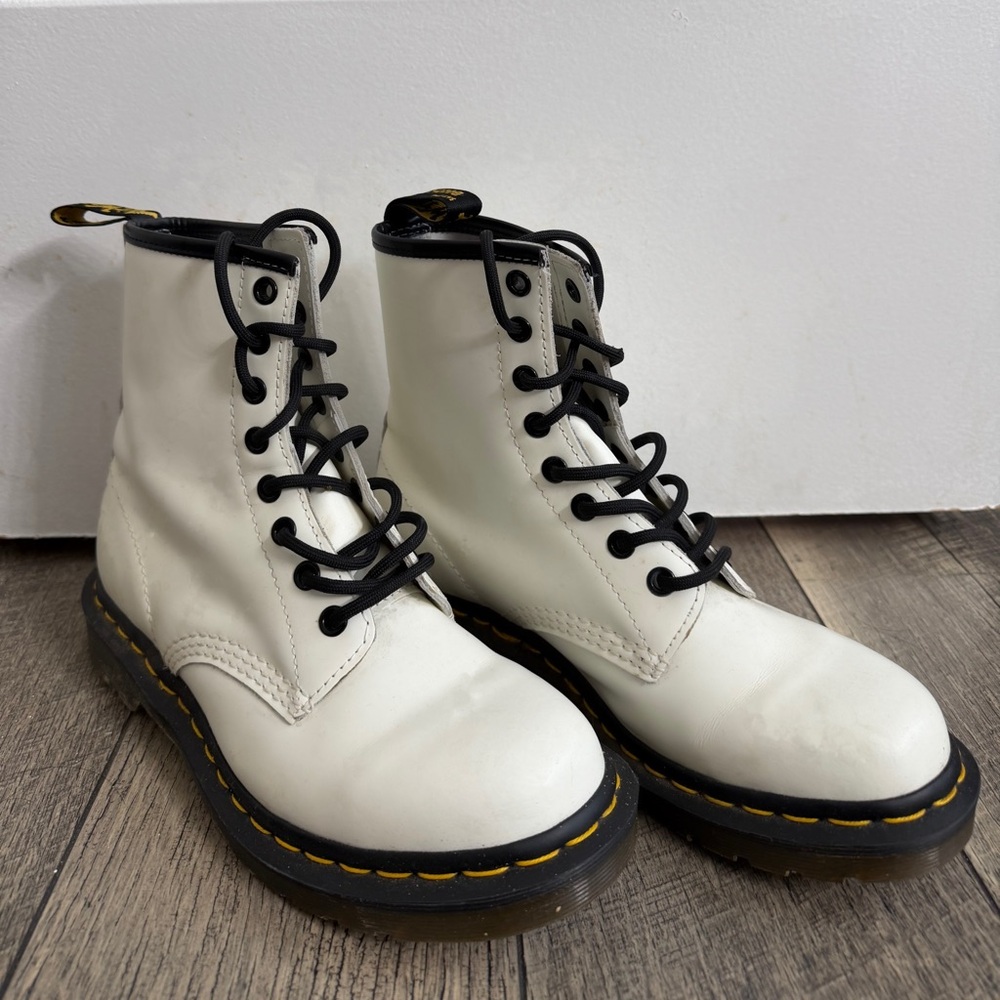 White Dr. Martens (Woman Size 7; in great condition) 🤍